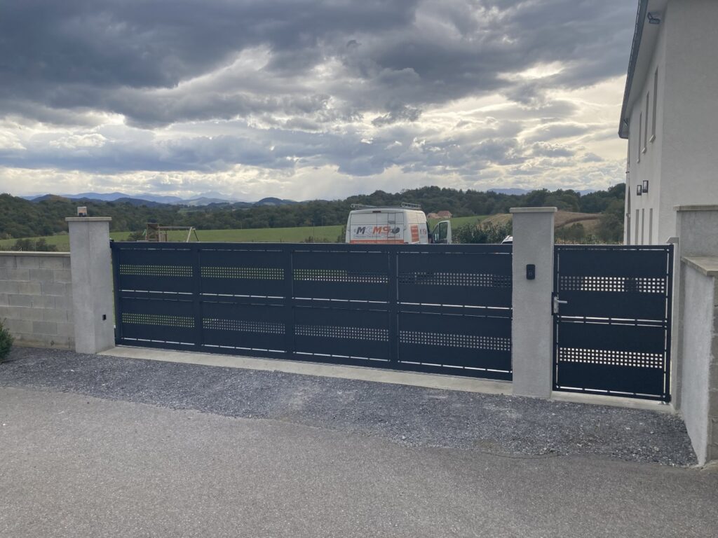 réalisation d'un portail et d'un portillon en aluminium dans les landes