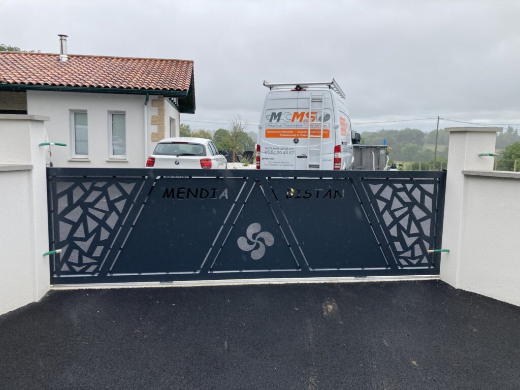 réalisation d'un portail en aluminium sur mesure au pays basque